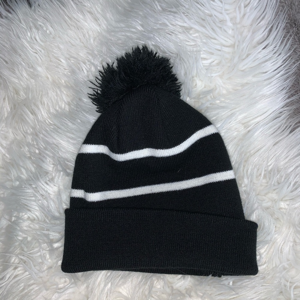 NWOT stripped beanie! 🦋